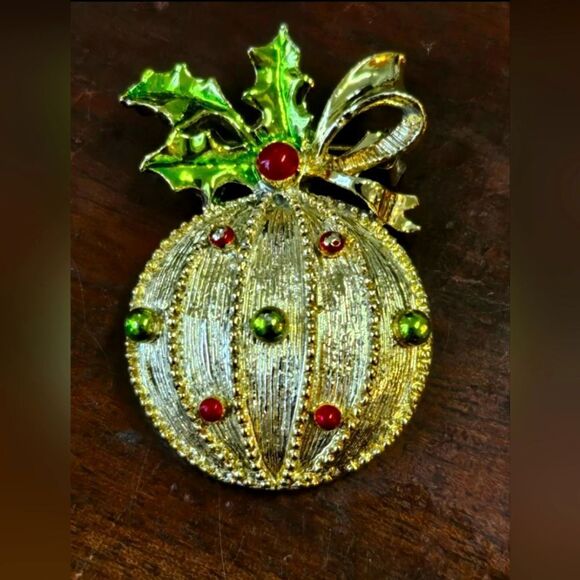 Vintage Gerrys Goldtone Green & Red Christmas Ornament Pin Brooch 1.75" EUC - Picture 1 of 11